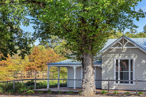 Grandview Accommodation - The Elm Tree Apartments - Winery Find 1