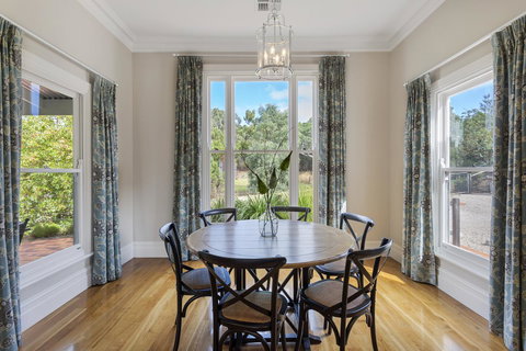 Grandview Accommodation - The Elm Tree Apartments - Winery Find 7