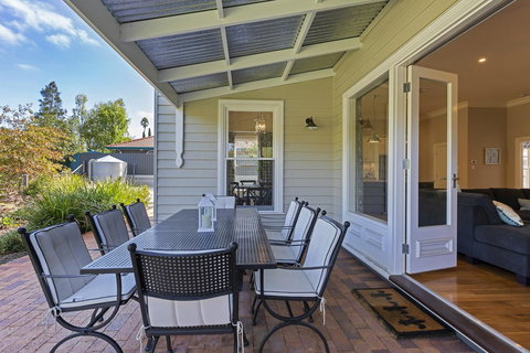 Grandview Accommodation - The Elm Tree Apartments - Winery Find 27