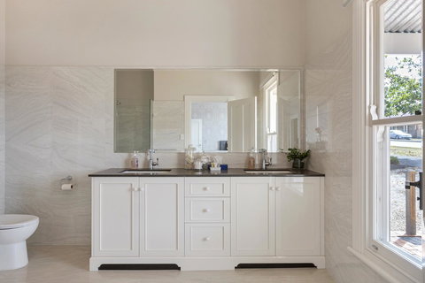 Grandview Accommodation - The Elm Tree Apartments - Winery Find 6