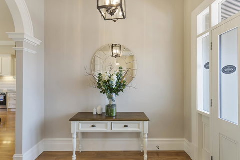 Grandview Accommodation - The Elm Tree Apartments - Winery Find 23