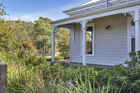 Grandview Accommodation - The Elm Tree Apartments - Winery Find 28