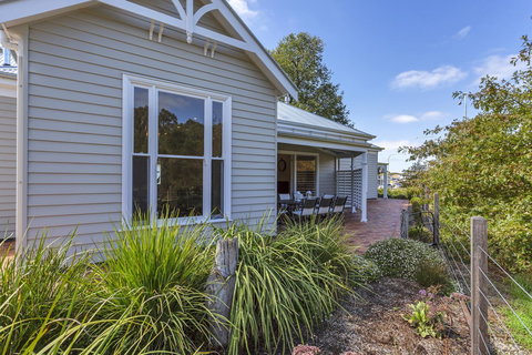 Grandview Accommodation - The Elm Tree Apartments - Winery Find 24