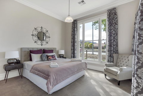 Grandview Accommodation - The Elm Tree Apartments - Winery Find 9