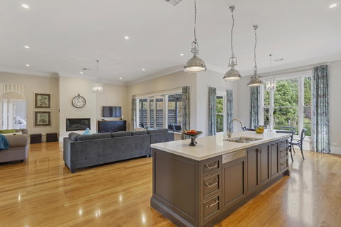 Grandview Accommodation - The Elm Tree Apartments - Winery Find 17