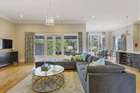 Grandview Accommodation - The Elm Tree Apartments - Winery Find 4