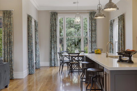 Grandview Accommodation - The Elm Tree Apartments - Winery Find 3