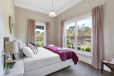 Grandview Accommodation - The Elm Tree Apartments - Winery Find 12