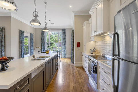 Grandview Accommodation - The Elm Tree Apartments - Winery Find 14