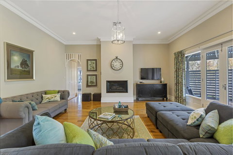 Grandview Accommodation - The Elm Tree Apartments - Winery Find 16