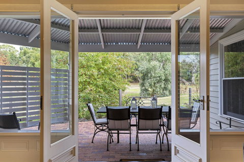 Grandview Accommodation - The Elm Tree Apartments - Winery Find 18