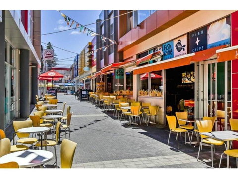 Glenelg Gateway Apartments - Winery Find 12
