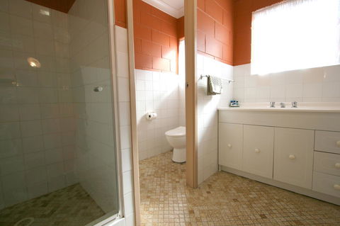 Lake Edge Apartments - Winery Find 9