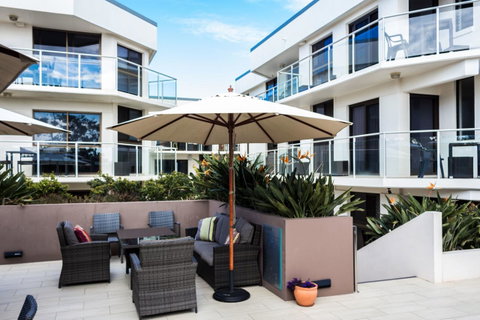 Bayview Beachfront Apartments, In Town Right On The Beach - Winery Find 26
