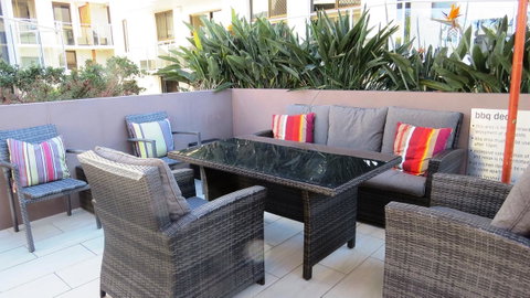 Bayview Beachfront Apartments, In Town Right On The Beach - Winery Find 24