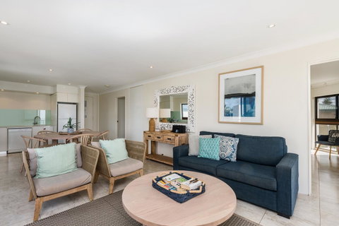 Bayview Beachfront Apartments, In Town Right On The Beach - Winery Find 32