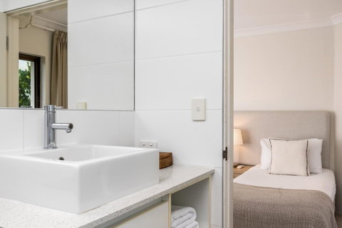 Bayview Beachfront Apartments, In Town Right On The Beach - Winery Find 31