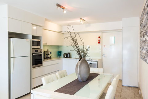 Bayview Beachfront Apartments, In Town Right On The Beach - Winery Find 42
