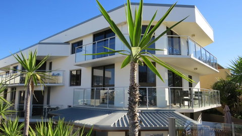 Bayview Beachfront Apartments, In Town Right On The Beach - Winery Find 14