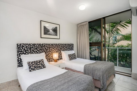 Bayview Beachfront Apartments, In Town Right On The Beach - Winery Find 39