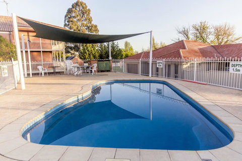 Bathurst Motor Inn - Winery Find 5