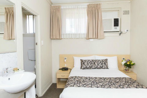 Bathurst Motor Inn - Winery Find 23
