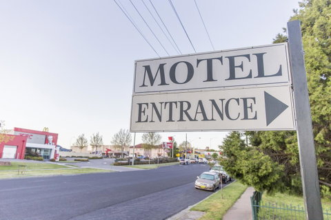 Bathurst Motor Inn - Winery Find 35