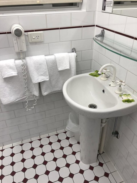 Adelaide Airport Motel - Winery Find 3