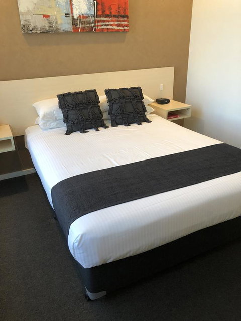 Adelaide Airport Motel - Winery Find 5