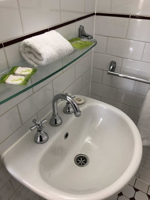 Adelaide Airport Motel - Winery Find 23
