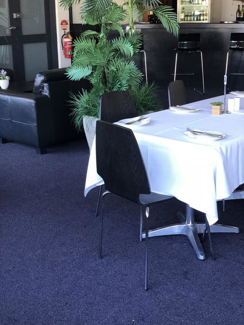 Adelaide Airport Motel - Winery Find 10