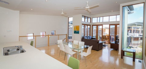 South Shores Yellowfin Villa 96 - South Shores Normanville - Winery Find 10