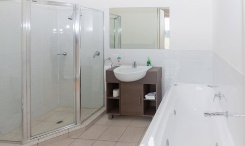 South Shores Yellowfin Villa 96 - South Shores Normanville - Winery Find 11