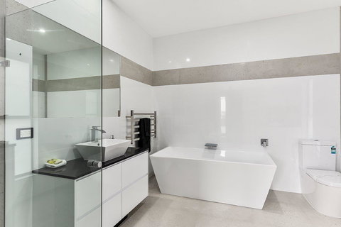 KENNEDY EXECUTIVE TOWNHOUSE - Winery Find 1