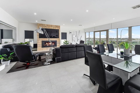 KENNEDY EXECUTIVE TOWNHOUSE - Winery Find 19