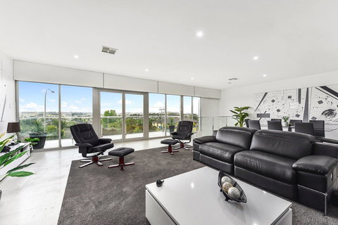 KENNEDY EXECUTIVE TOWNHOUSE - Winery Find 13