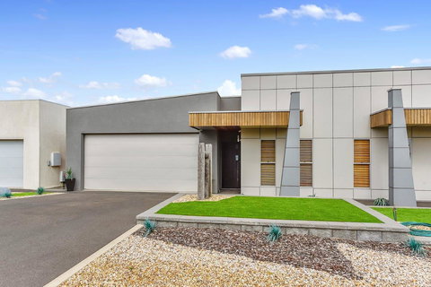 KENNEDY EXECUTIVE TOWNHOUSE - Winery Find 9