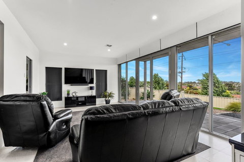 KENNEDY EXECUTIVE TOWNHOUSE - Winery Find 14