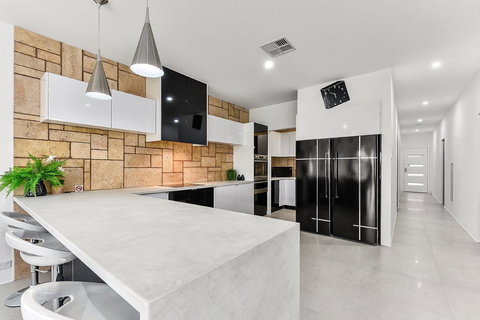 KENNEDY EXECUTIVE TOWNHOUSE - Winery Find 12