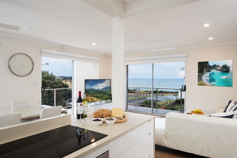 Stylish 3 Bedroom Beachview Apartment - Winery Find 5