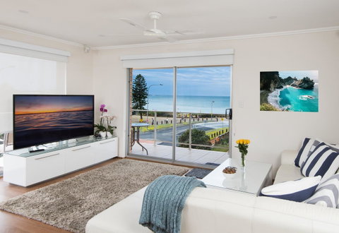 Stylish 3 Bedroom Beachview Apartment - Winery Find 0