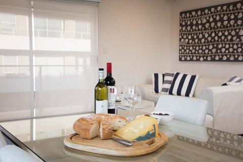 Stylish 3 Bedroom Beachview Apartment - Winery Find 9