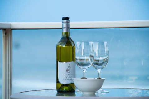 Stylish 3 Bedroom Beachview Apartment - Winery Find 4