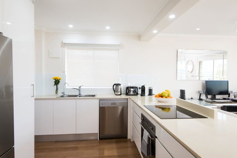 Stylish 3 Bedroom Beachview Apartment - Winery Find 6