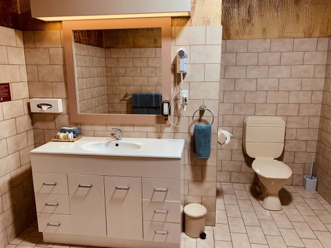 Desert Cave Hotel - Winery Find 9