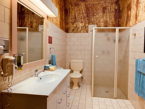Desert Cave Hotel - Winery Find 5