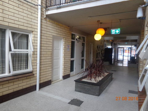 Adelaide Backpackers And Travellers Inn - Winery Find 17