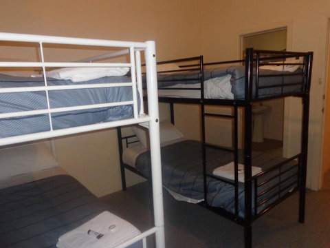 Adelaide Backpackers And Travellers Inn - Winery Find 8