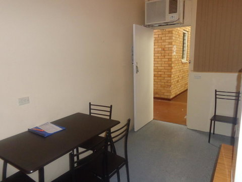 Adelaide Backpackers And Travellers Inn - Winery Find 6