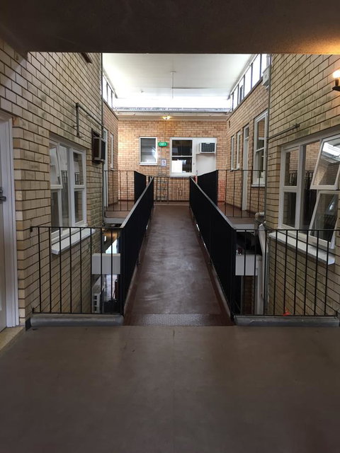 Adelaide Backpackers And Travellers Inn - Winery Find 10